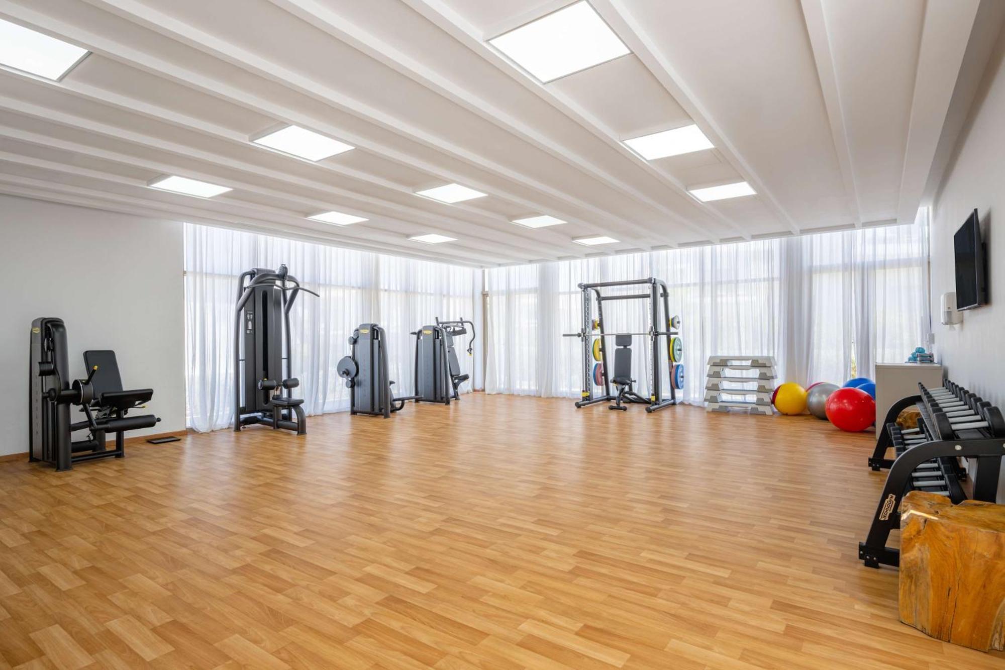 Radisson Blu Resort Al Hoceima Exterior photo A gym at the University of Nicosia